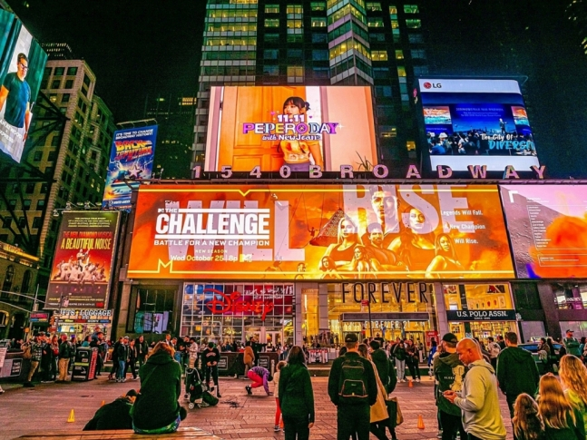 롯데웰푸드가 미국 뉴욕 타임스퀘어 전광판에 글로벌 앰베서더 뉴진스(NewJeans)가 등장하는 빼빼로 글로벌 캠페인 옥외광고를 선보였다./사진제공=롯데웰푸드