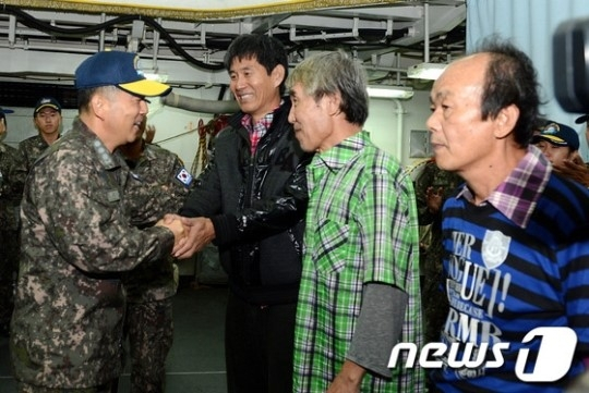 소말리아 해적에 피랍되어 석방된 싱가포르 선적 제미니호 한국인 선원 4명이 청해부대 강감찬호에 도착해 환영을 받는 모습. /사진=뉴스1(외교부 제공) 
