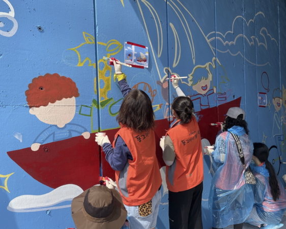  한국타이어의 임직원 및 가족들이 벽화 그리기 봉사활동을 펼치고 있는 모습./사진제공=한국타이어앤테크놀로지