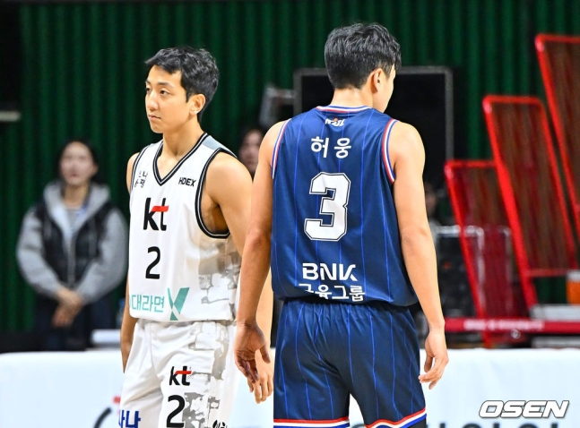 KT 허훈(왼쪽)과 KCC 허웅. 
