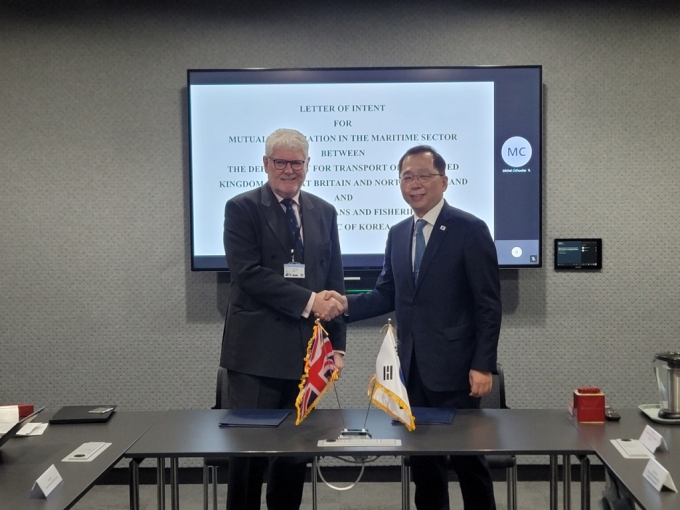 한국과 영국이 해사분야 상호협력 의향서를 체결하고 있다. (오른쪽 조승환 해수부 장관)./사진=해수부 제공 