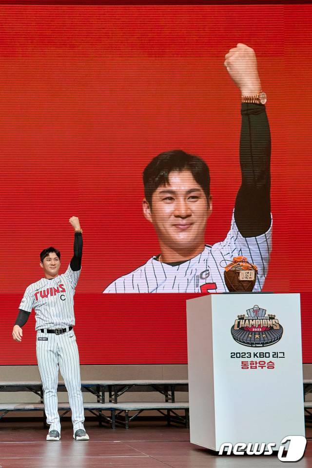 (=1) ȯ  = 2023 KBO ѱø MVP  LG Ʈ  ȯ() 17     LG ̾ũ  Ȧ  տ 翡 ͺ    ȸ  ѷ ð踦    ϰ ִ. (LG Ʈ ) 2023.11.17/1  Copyright (C) 1. All rights reserved.    ,  AIн ̿ .
