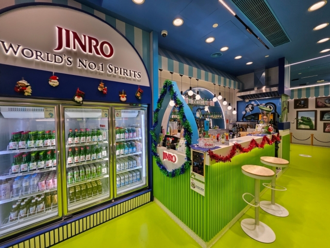 글로벌 소주 통합 브랜드 진로(JINRO)의 홍콩 팝업스토어 ‘진로 테마 스토어(JINRO THEME STORE)’ 매장 내부. /사진제공=하이트진로