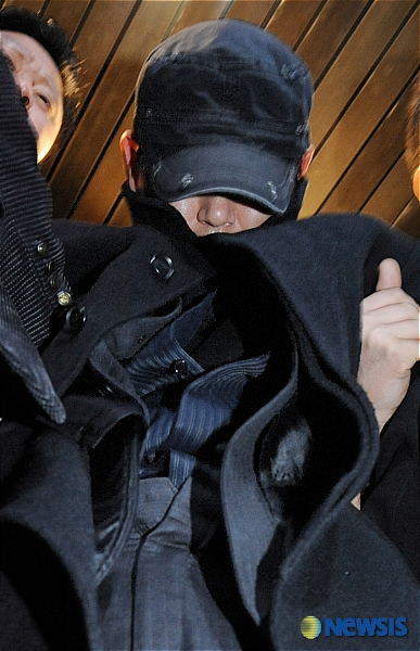 2007년 12월 12일 오후 서울 종로 인근에서 검거된 강화 해병대 총기 탈취사건 용의자 조모씨가 서울 용산경찰서로 이송되는 모습./사진=뉴시스