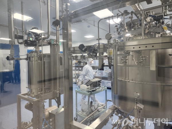 유바이오로직스 소속 직원이 춘천 2공장 백신 제조를 위한 배양시설을 점검하고 있다. 