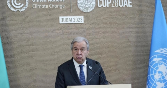 안토니우 구테흐스 유엔 사무총장이 11일(현지시간) 아랍에미리트(UAE) 두바이에서 개최된 제28차 유엔 기후변화협약 당사국총회(COP28) 기자회견장에서 질분에 답하고 있다. /AFPBBNews=뉴스1