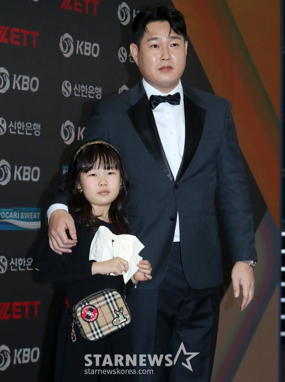 딸과 함께 시상식장을 찾은 양의지(오른쪽). /사진=김창현 기자