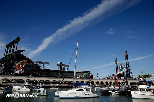 샌프란시스코의 홈구장 오라클 파크의 우측 외야 펜스 바깥 맥코비 만에서 홈런볼을 줍기 위해 보트들이 대기하고 있다. /AFPBBNews=뉴스1