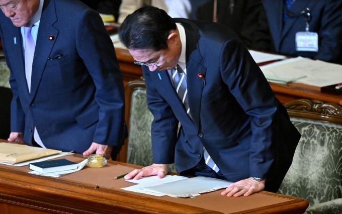 기시다 후미오 일본 총리가 13일(현지시간) 임시국회에서 '내각 불신임 결의안'이 부결된 이후 고개 숙여 인사하고 있다. /AFPBBNews=뉴스1
