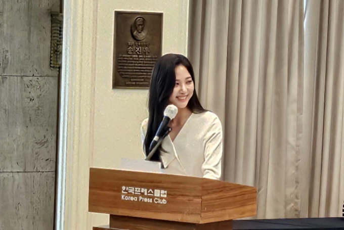 더밝음 엔터테인먼트에서 추천한 MBC 기상캐스터 오요안나가 시상식 사회를 진행하는 모습.