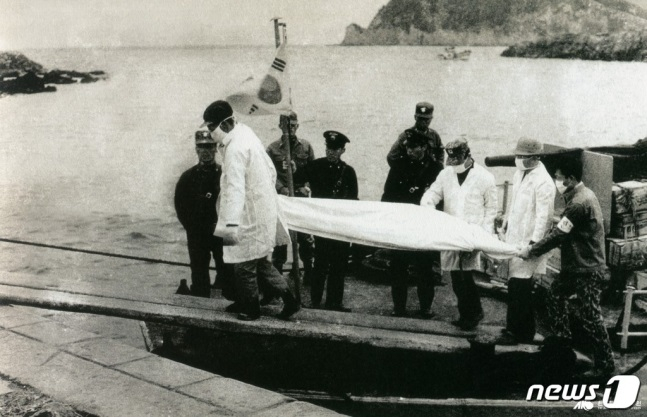 남영호 침몰 사고 후 찾은 시신을 운구하는 모습. /뉴스1, 한국향토문화대전 제공 