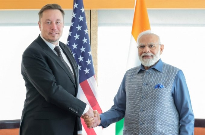 지난 6월 20일(현지시간) 미국 뉴욕에서 비공개 만남을 가진 나렌드라 모디 인도 총리(오른쪽)와 일론 머스크 테슬라 최고경영자(CEO) /로이터=뉴스1