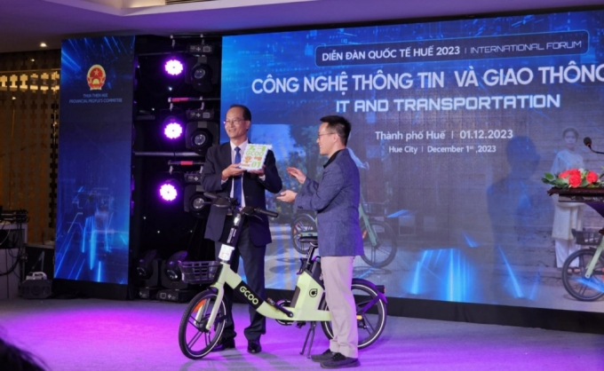 윤종수 지바이크 대표(오른쪽)가 베트남 '2023 HUE International Forum'에서 황 비엣 쭝(Hoang Viet Trung) 후에 문화유적보존센터(Hue Monument Conservation Center, HMCC) 센터장과 스마트 모빌리티 도입에 대한 협약을 맺고 있다. /사진=지바이크