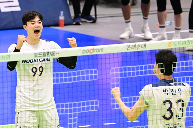 득점 후 기뻐하는 김지한(왼쪽). /사진=KOVO