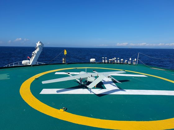  올해 8월 남태평양에서 참치 어군 탐지 실증을 위해 이륙하는 드론/사진=해양드론기술 