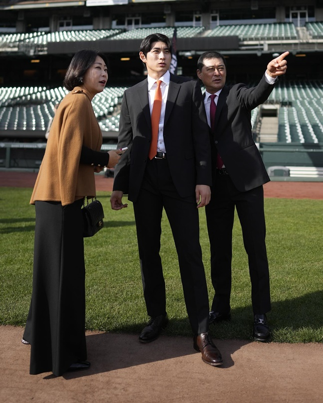 이정후(가운데)가 부모님과 함께 오라클파크를 둘러보고 있다. /사진=샌프란시스코 자이언츠 공식 SNS