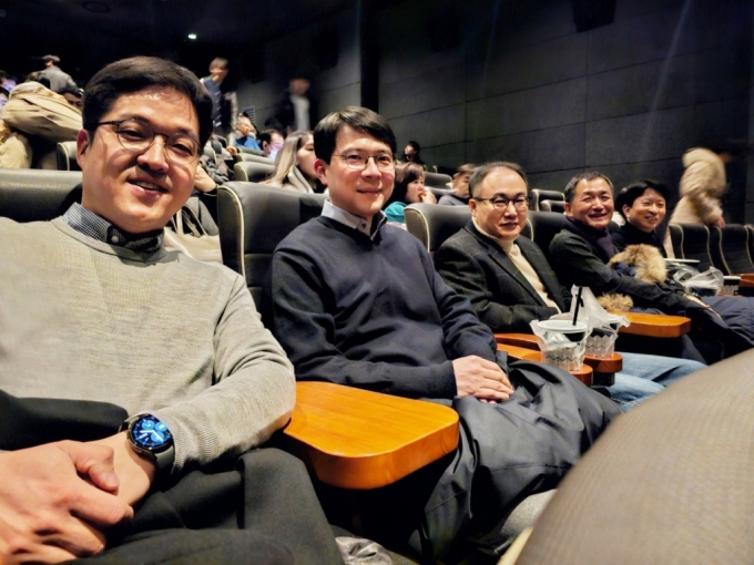 이원석 검찰총장(앞줄 왼쪽에서 셋째)이 지난 18일 영화 '서울의 봄'을 관람하기 전 사진 촬영에 응하고 있다./사진제공=대검찰청