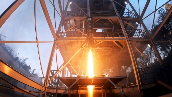 국내 우주발사체 기업 이노스페이스가 자체 개발한 로켓 기술로 '수직이착륙' 시험에 나선 모습. / 사진=이노스페이스