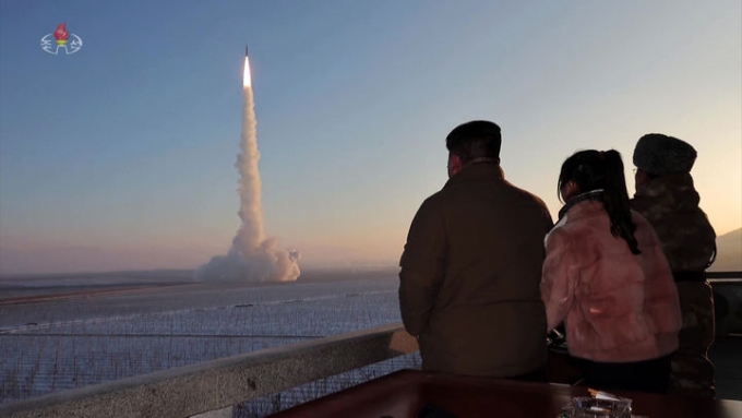 조선중앙TV가 지난 18일 발사된 신형 ICBM 화성-18형 발사 장면을 19일 보도했다. 이날 발사에는 김정은 북한 국무위원장과 부인 리설주 씨, 딸 주애 양이 동행했다./사진=조선중앙TV 캡처, 뉴시스