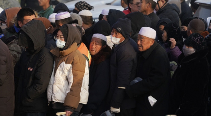 간쑤성 지진 현장에서 구호식품 지급을 기다리고 있는 이재민들./사진=차이신