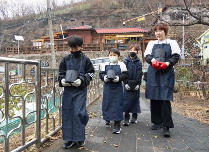 DL이앤씨 임직원 가족들이 서울 서대문구 홍제동 개미마을을 찾아 ‘사랑나눔 연탄 봉사활동’을 진행하고 있다. /사진제공=DL이앤씨