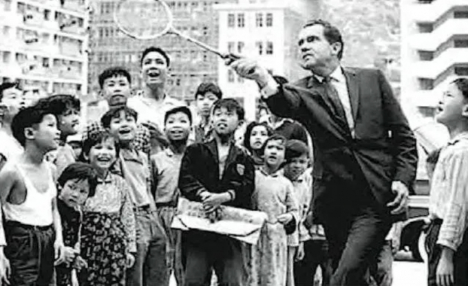 홍콩을 방문해 주민들과 배드민턴을 즐기는 리처드 닉슨 전 미국 대통령./사진=머니투데이DB