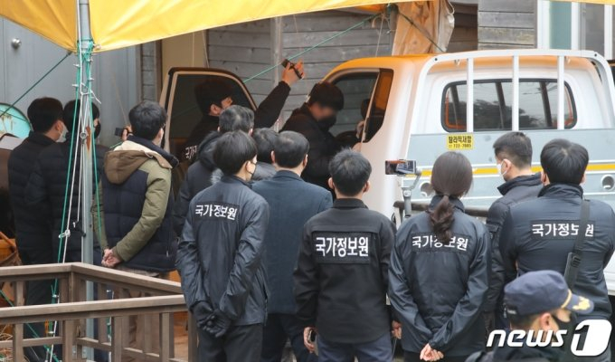 국정원과 경찰이 지난 1월 18일 오전 국가보안법 위반 혐의로 제주평화쉼터 대표 차량을 압수수색하고 있다./사진=뉴스1