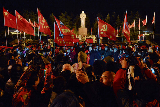 = 지난 2016년 12월 25일(현지시간) 후난성 사오산에서 중국 국민들이 초대 국가주석 마오쩌둥의 탄생 123주년을 기념하고 있다.    (C) 로이터=뉴스1  