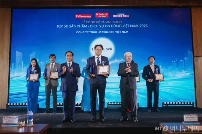송승호 락앤락 베트남 법인 팀장(가운데)이 ‘2023 베트남 소비자가 신뢰하는 50대 브랜드’ 수상자로 참석한 모습./사진제공=락앤락.