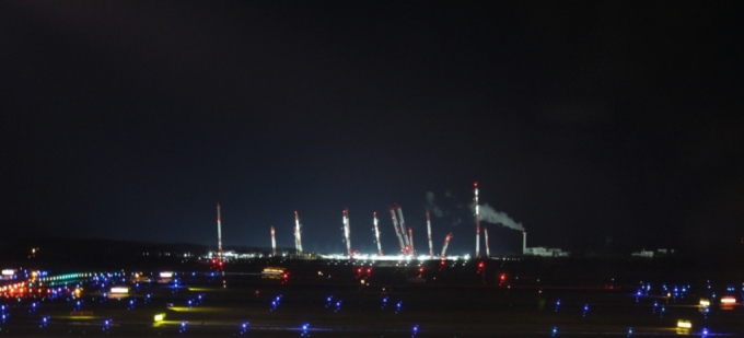 홋카이도 지토세시에 위치한 라피더스 IIM-1공장 현장에선 새벽 시간에도 밝게 불을 켜고 건설 작업을 진행 중이다. 사진은 신지토세 공항에서 공사 현장을 바라본 모습./사진=이재윤 기자