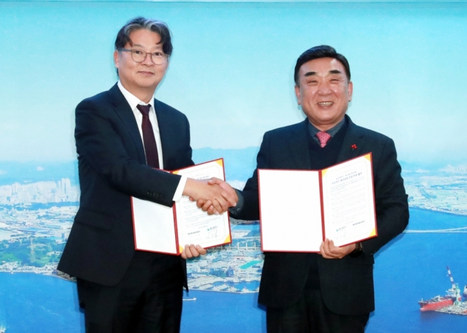 김두겸 울산시장(오른쪽)이 김기철 케이앤디에너젠 대표이사와 수소가스 생산공장 투자협약을 하고 있다./사진제공=울산시