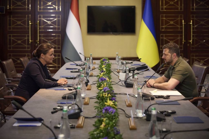 [키이우=AP/뉴시스] 우크라이나 대통령 공보실이 제공한 사진에 볼로디미르 젤렌스키(오른쪽) 우크라이나 대통령이 23일(현지시각) 키이우를 방문한 커터린 노박 헝가리 대통령과 회담하고 있다. 2023.08.24.