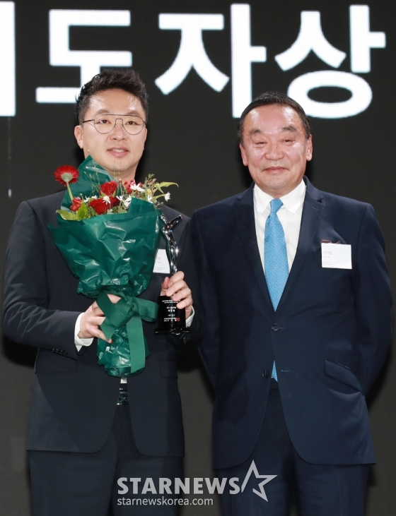 박준성(왼쪽)이 우수지도자상을 수상하고 있다. /사진=이동훈 기자