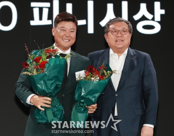 함정우(왼쪽)가 콜대원 TOP10 피니시상을 수상하고 활짝 웃고 있다. /사진=이동훈 기자