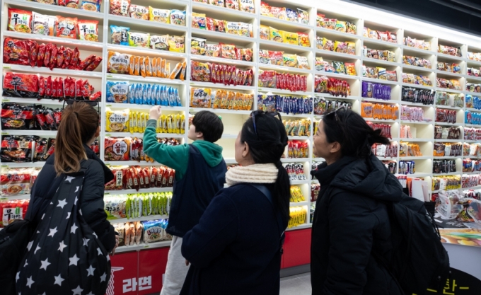 서울 CU홍대상상점에 마련된 '라면 라이브러리'를 찾은 외국인 관광객들이 라면을 고르고 있다. /사진제공=뉴스1