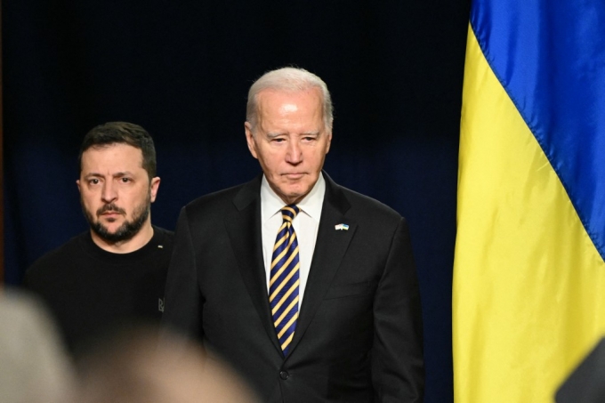 12일(현지시간) 조 바이든 미국 대통령과 볼로디미르 젤렌스키 우크라이나 대통령이 백악관에서 기자회견을 위해 나서고 있다. /AFPBBNews=뉴스1