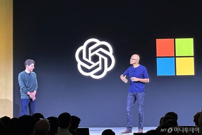 Sam Altman, left, CEO of OpenAI, appears onstage with Microsoft CEO Satya Nadella at OpenAI DevDay, OpenAI&#039;s first developer conference, on Monday, Nov. 6, 2023 in San Francisco. (AP Photo/Barbara Ortutay)  6(ð) ̱ ýڿ  AI ù  ۷ &#039;AI 굥&#039;  Ʈ() CEO Ƽ  ũμƮ CEO Բ 뿡  ִ. /=AP /=żȭ