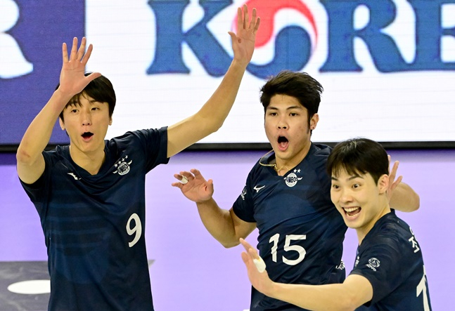 득점 후 기뻐하는 곽승석(왼쪽부터), 에스페호, 조재영. /사진=KOVO