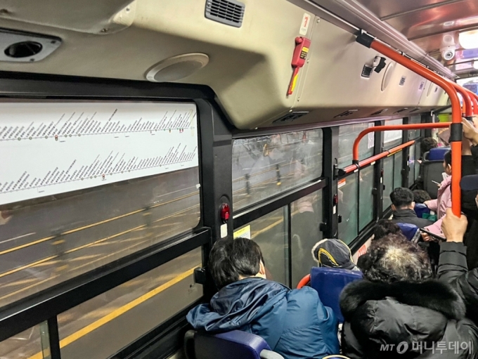 2일 강북에서 강남으로 운행하는 8146번 버스는 첫차에도 승객으로 가득찼다. 승객들은 고단함에 버스 창틀에 기대 잠에 들기도 한다./사진=민수정 기자