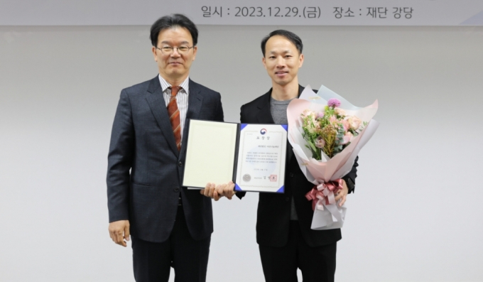(왼쪽부터) 조민호 남북하나재단 이사장, 박성종 아산나눔재단 사회혁신팀 팀장/사진제공=아산나눔재단