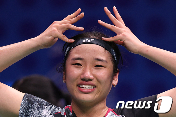 안세영이 항저우 아시안게임에서 금메달을 확정하고 세리머니를 하고 있다.