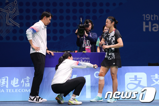 안세영(오른쪽)이 항저우 아시안게임 결승전에서 무릎 통증을 호소하고 있다./사진=뉴스1