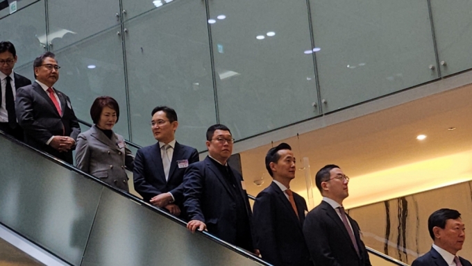 이재용 삼성전자 회장(사진 왼쪽에서 네번째)이 2일 오전 서울 여의도 중소기업중앙회관 Kbiz홀(지하1층)에서 열리는 2024년 경제계 신년인사회에 참석하기 위해 에스컬레이터를 타고 이동하면서 이정한 한국여성경제인협회 회장(왼쪽 세번째)와 담소를 나누고 있다. 그 뒷쪽은 박진 외무부 장관. 사진 오른쪽부터 신동빈 롯데그룹 회장, 구광모 LG 그룹 회장, 김동관 한화 그룹 부회장/사진=오동희 선임기자
