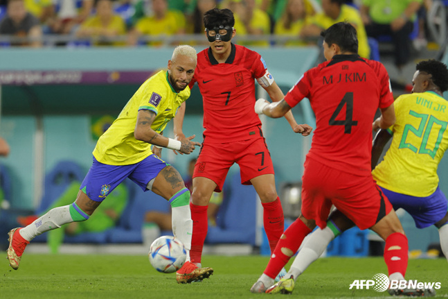2022 카타르 월드컵에서의 손흥민(왼쪽에서 두 번째)과 김민재(오른쪽 등번호 4번). /AFPBBNews=뉴스1
