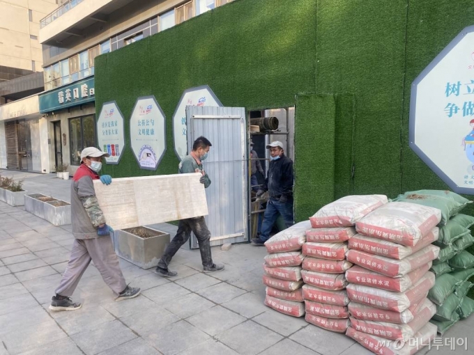 중국 베이징 시내 한 오피스빌딩 리모델링 현장에서 현지 근로자들이 자재를 나르고 있다. 중국 경기 부진이 장기화하는 가운데 주택 매매는 물론 리모델링 수요는 뚝 끊긴 상황이다. /사진=우경희