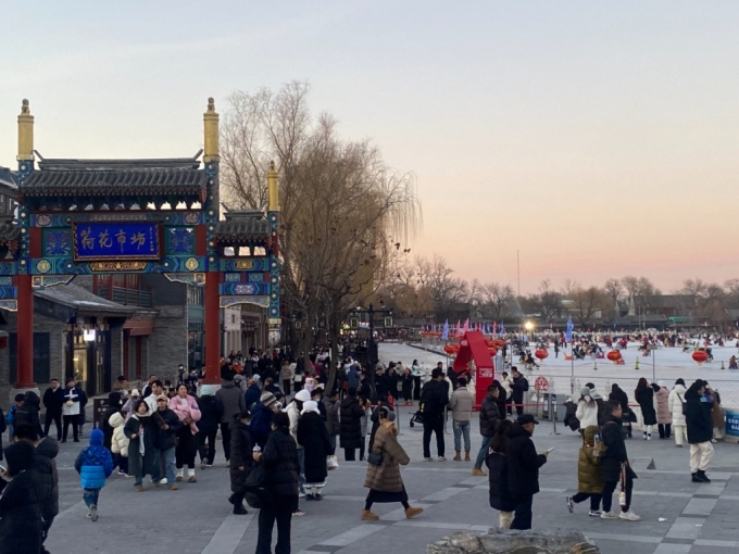 1월1일 설 연휴를 맞아 베이징 시내 유명 관광지 중 하나인 쓰차하이에 관광객들이 몰려들고 있다./사진=우경희 기자 