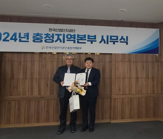 이규만 한국기술대 교수(왼쪽)가 산업통장자원부 장관 표창을 전달받고 있다./사진제공=한국기술교육대