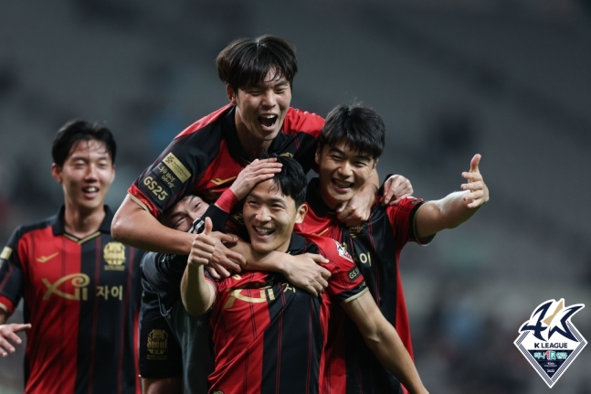 기뻐하는 기성용(가장 오른쪽)과 서울 선수들. /사진=한국프로축구연맹