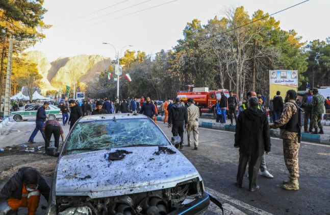 3일(현지시간) 이란 남동부 도시 케르만시 순교자 묘역 인근에서 가셈 솔레이마니 이란 혁명수비대 사령관의 4주년 추모 행사장에서 두 차례 폭발이 일어나 최소 95명이 사망했다./AFPBBNews=뉴스1 