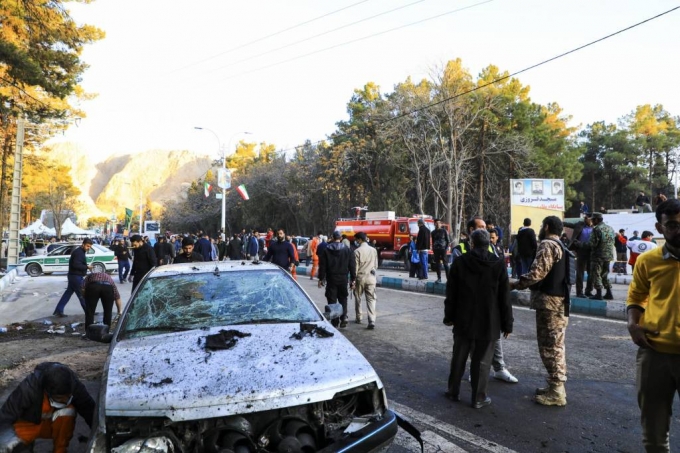  3일(현지시각) 이란 케르만에서 열린 이란 혁명수비대(IRGC) 가셈 솔레이마니 사령관 4주기 추모식 중 폭발이 일어나 사람들이 현장 주변에 모여 있다. 이날 순교자 묘역 인근에서 발생한 두 차례 폭발로 최소 103명이 숨지고 약 190명이 다쳤다. 이란은 이번 폭발을 테러로 규정하고 이스라엘을 배후로 지목했다. 2024.01.04./사진=뉴시스